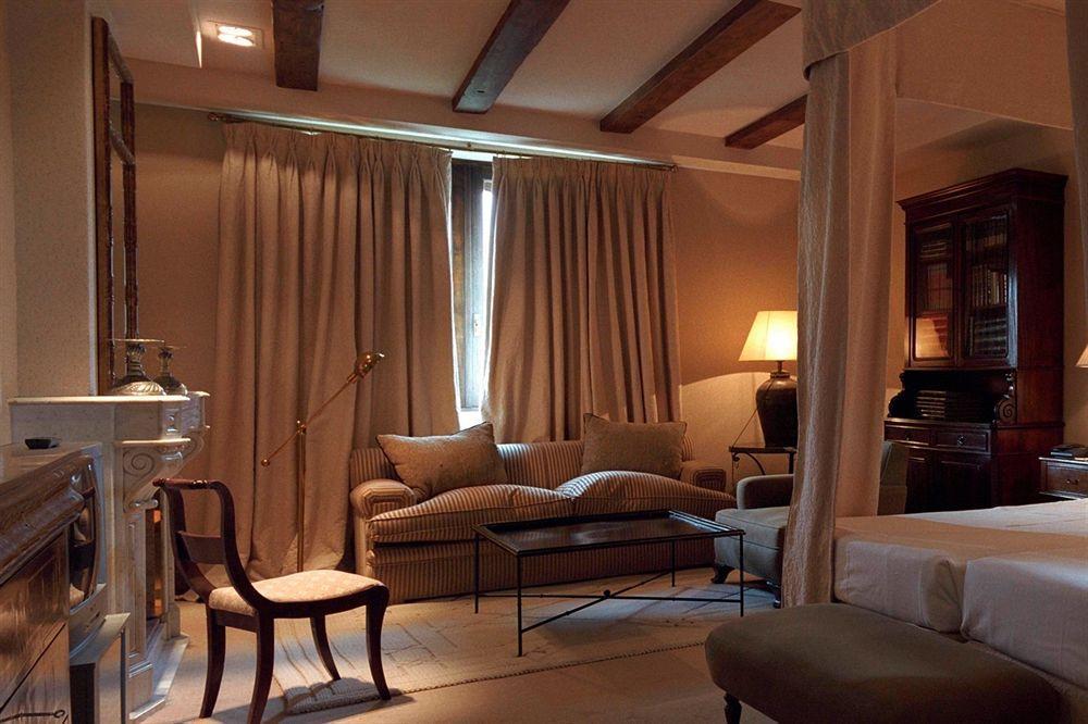 Landa Hotel บูร์โกส ห้อง รูปภาพ A room at the Hotel de la Villa d'Este