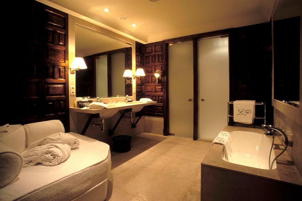 Landa Hotel บูร์โกส ห้อง รูปภาพ A bathroom at the Mandarin Oriental, Bangkok