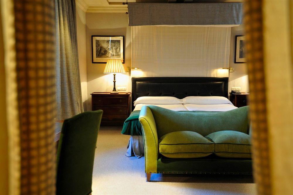 Landa Hotel บูร์โกส ห้อง รูปภาพ A bedroom at the hotel