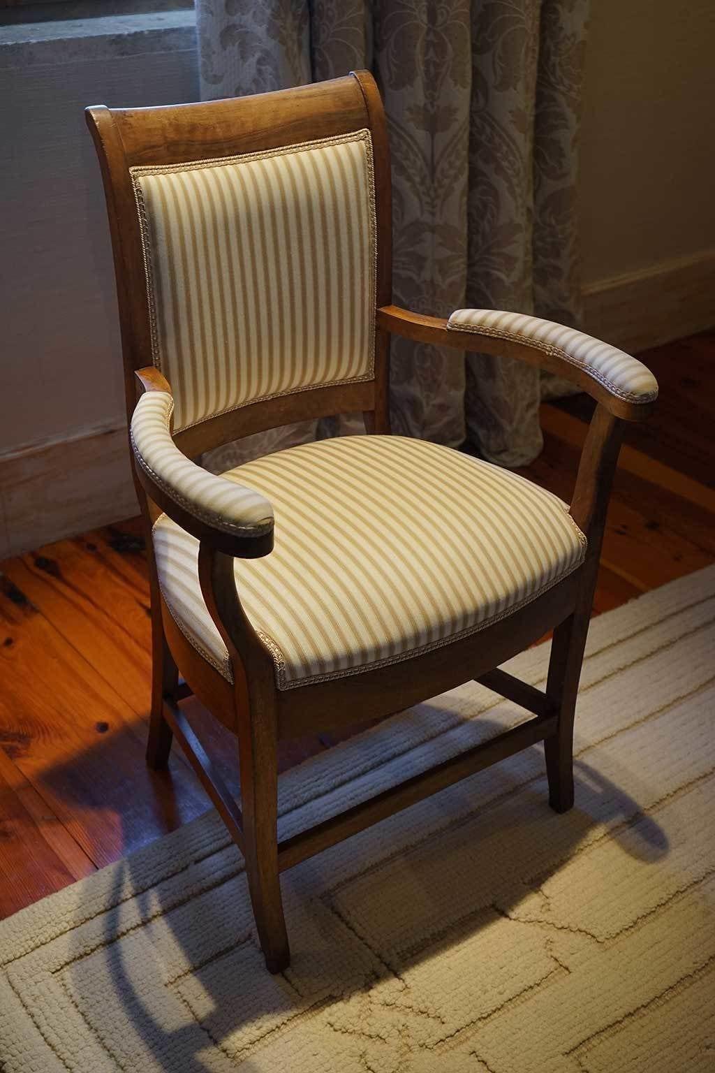 Landa Hotel บูร์โกส ภายนอก รูปภาพ A chair with a striped seat