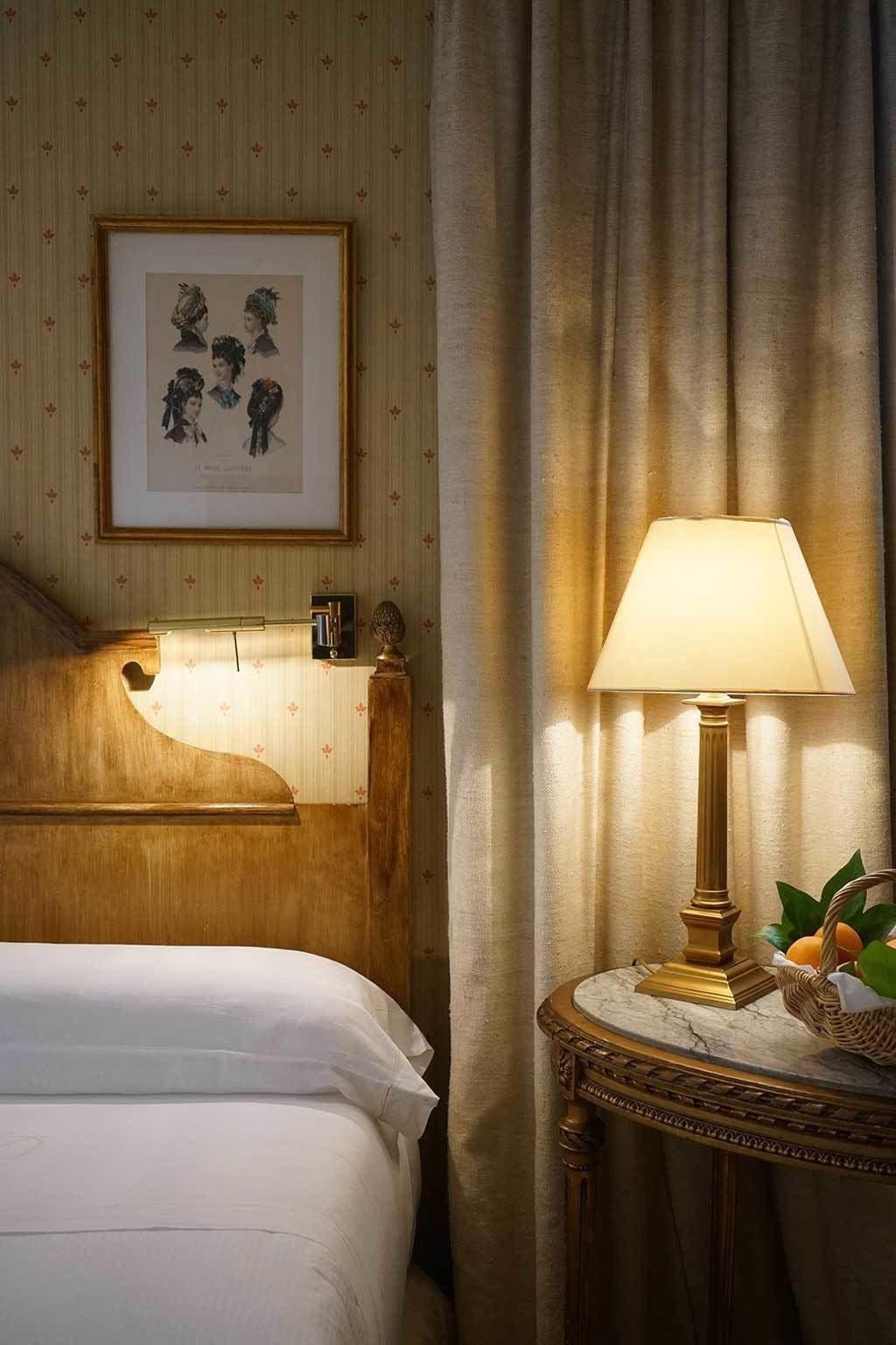 Landa Hotel บูร์โกส ภายนอก รูปภาพ A table lamp