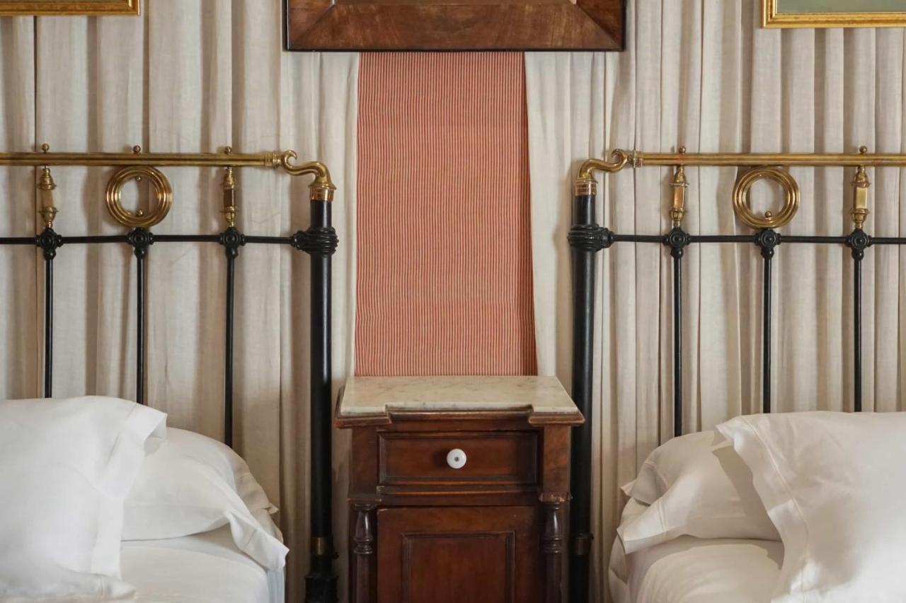 Landa Hotel บูร์โกส ภายนอก รูปภาพ A nightstand