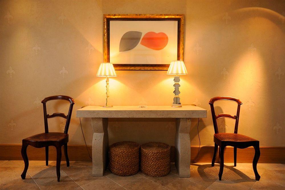 Landa Hotel บูร์โกส ภายนอก รูปภาพ A table and chairs