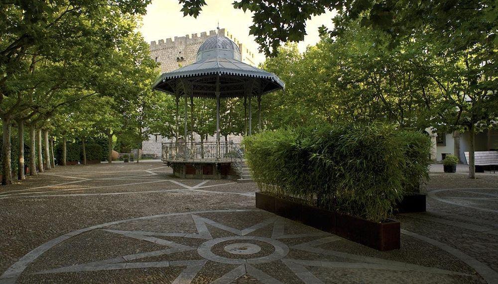 Landa Hotel บูร์โกส ภายนอก รูปภาพ The bandstand in the centre of the square
