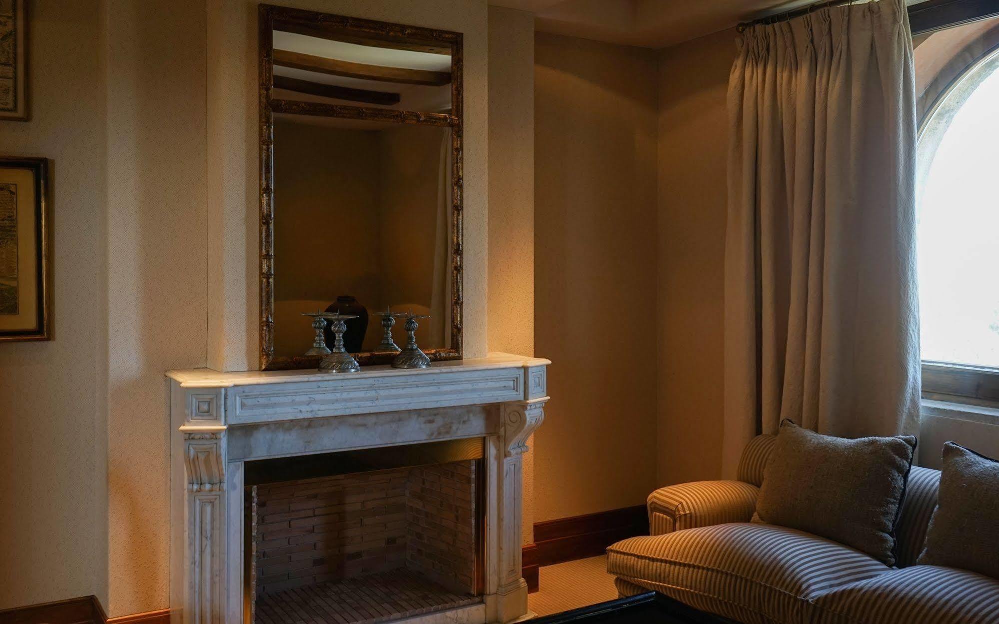 Landa Hotel บูร์โกส ภายนอก รูปภาพ A fireplace in a hotel room