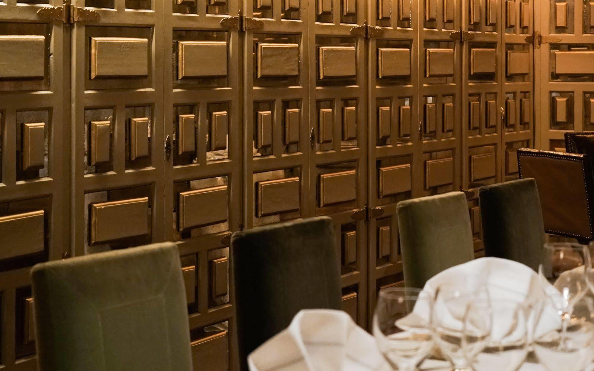 Landa Hotel บูร์โกส ภายนอก รูปภาพ Gold bars in a bank vault